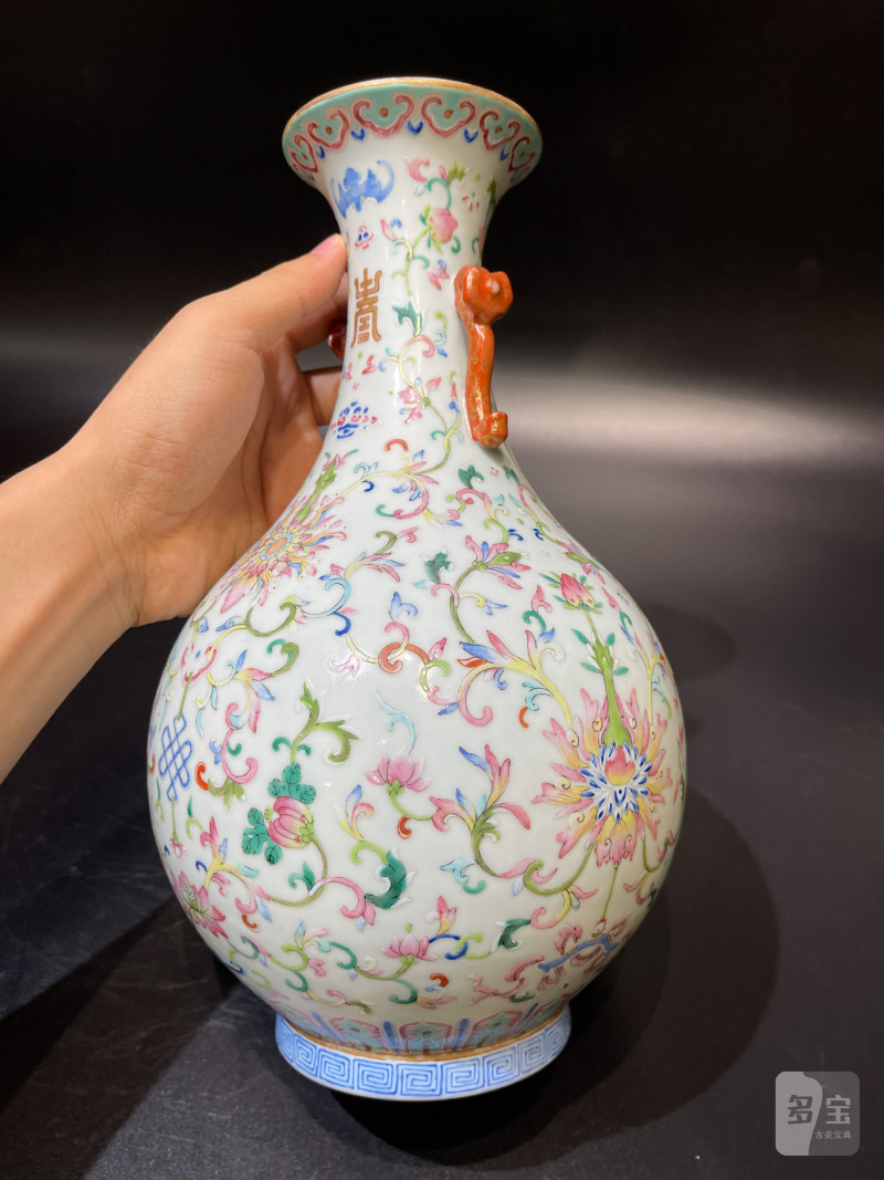 清道光 洋彩吉庆有余纹双如意耳瓶 - 图4